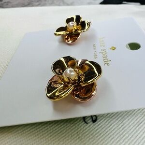NWT Kate Spade Pick A Posy Gold Flower Stud Earrings Pearl Center O0RU2416
